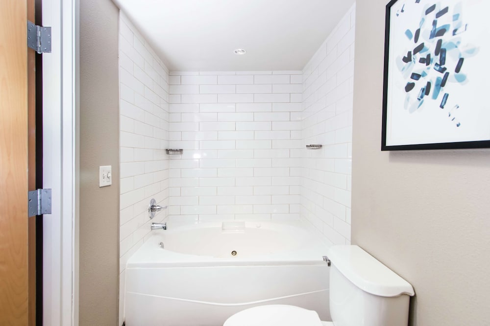 Suite, One King Bed, Pool View thumbnail 6