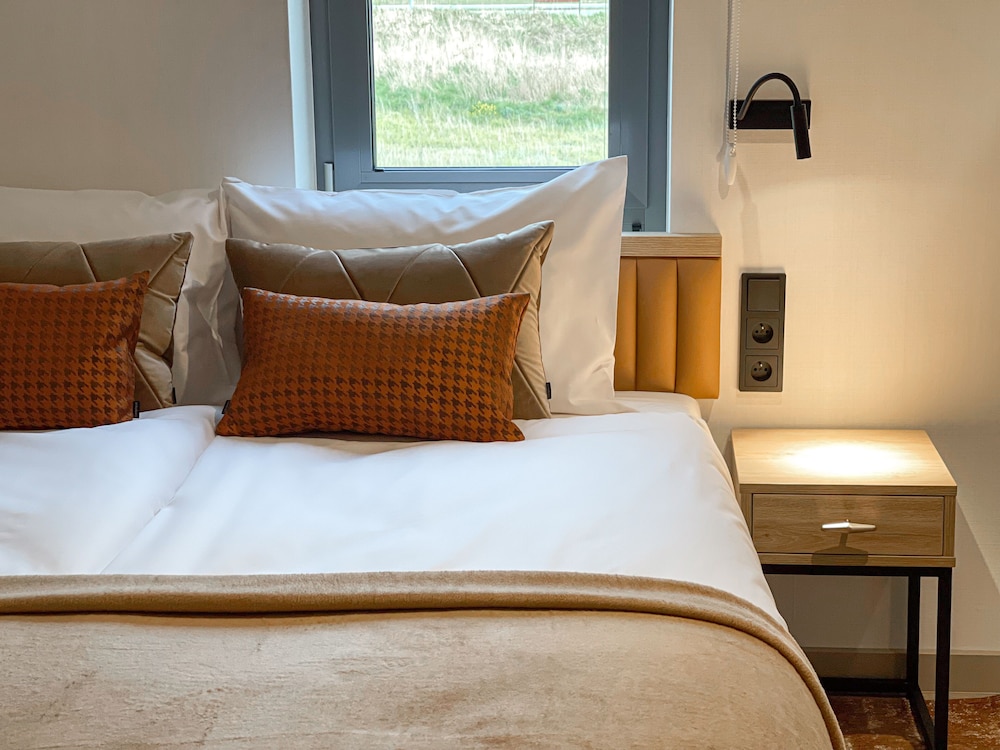 Classic Double Room, 1 Queen Bed, Pool Access, Beachside photo 1