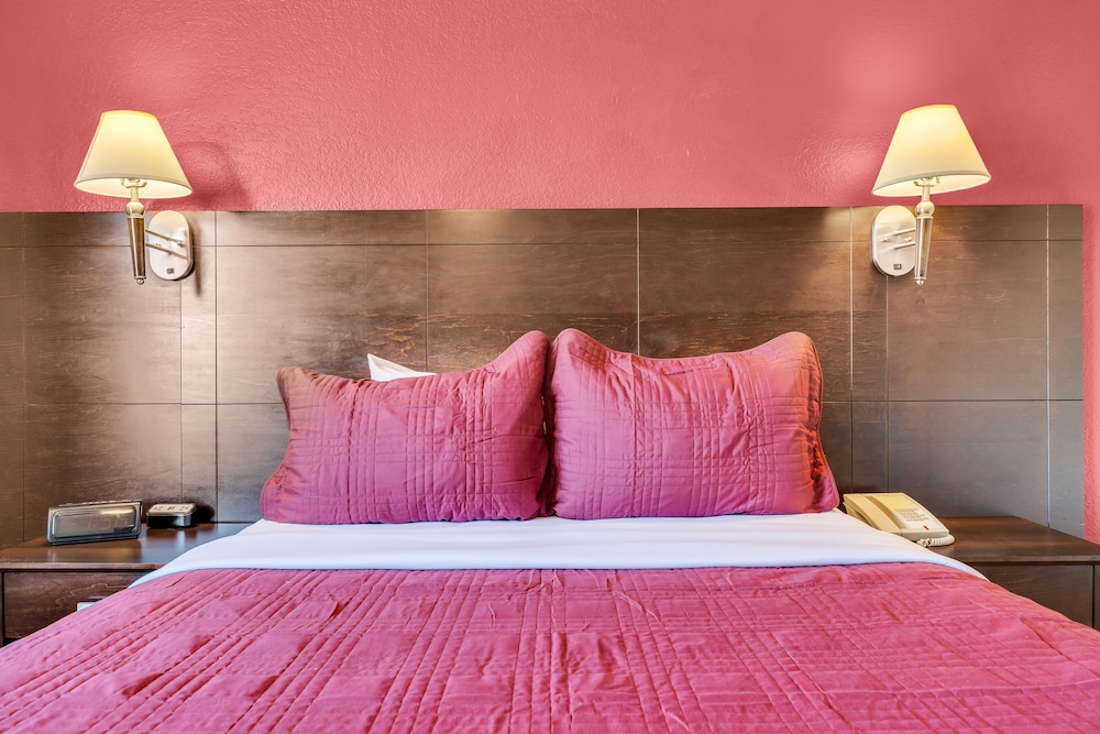 Standard Room, 1 Queen Bed photo 2