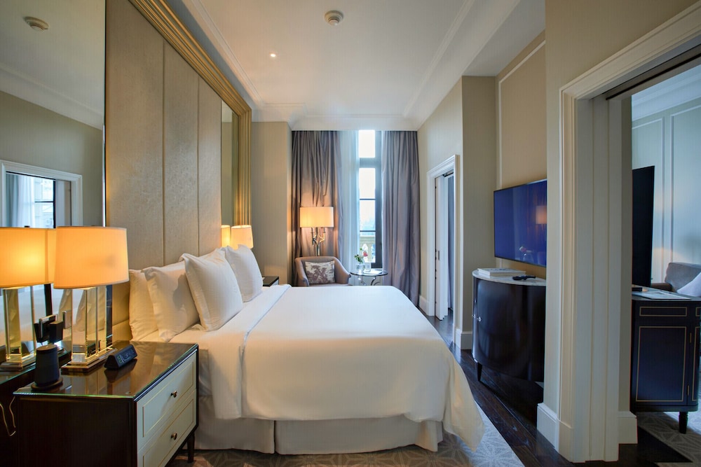 Executive Suite, 1 King Bed, Non Smoking, Park View - Photo 4