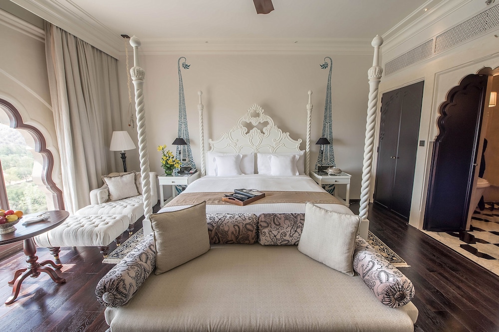Signature Room, 1 King Bed - Photo 2