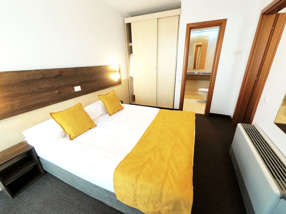 Sea View Apartment, Queen Bed + Sofa Bed, Air-Condition, 2 Balconies, Nonsmoking photo 3