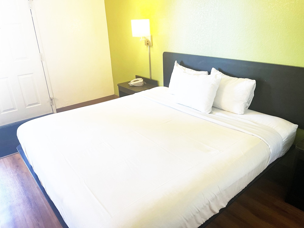 Standard Room, 1 King Bed, Smoking photo 1