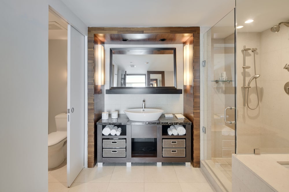 Two Bedroom Luxury Apartment with One King Bed and 2 Bath (Non Smoking) photo 3