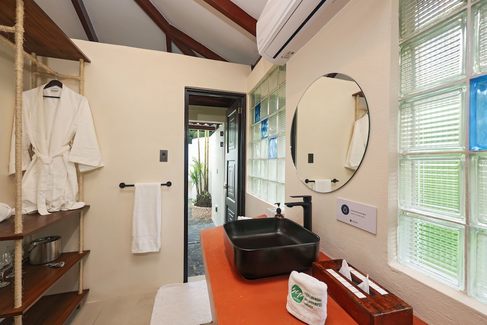 Dulce Rainforest Bungalow photo 2