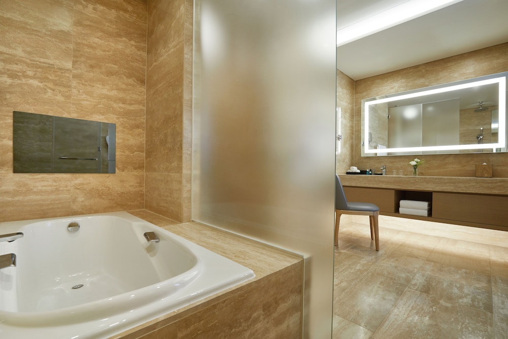 [Hanbok+Casino PKG] Junior Suite, Bathtub (Sky pool + Water park for 2)+Hanbok rental+Casino voucher photo 2