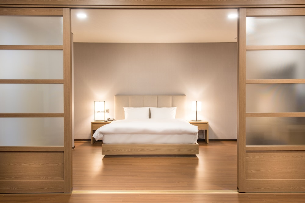 Queen Suite (2 Bedrooms, 1 Queen bed & 2 Futons)