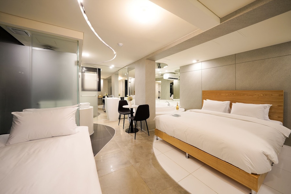 Deluxe Family Spa - Photo 1