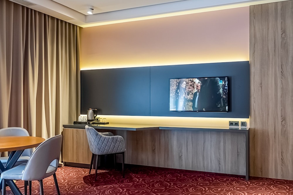 Suite, 1 King Bed, Non Smoking, Jetted Tub (Living Room)