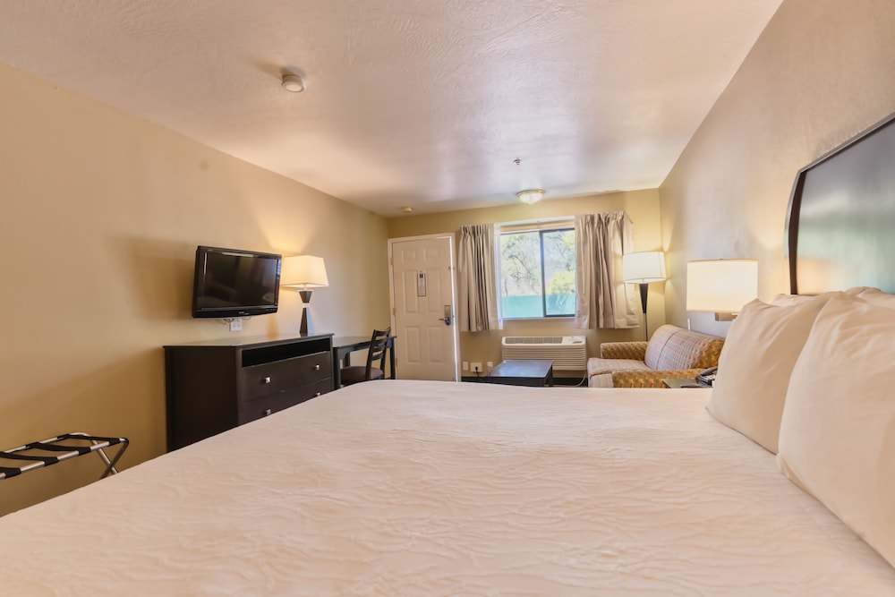 Business Room, 1 King Bed, Non Smoking photo 3