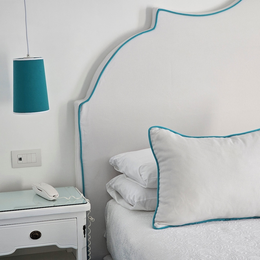 Standard Double or Twin Room, 1 Bedroom, Air conditioning, Sea View - Photo 2
