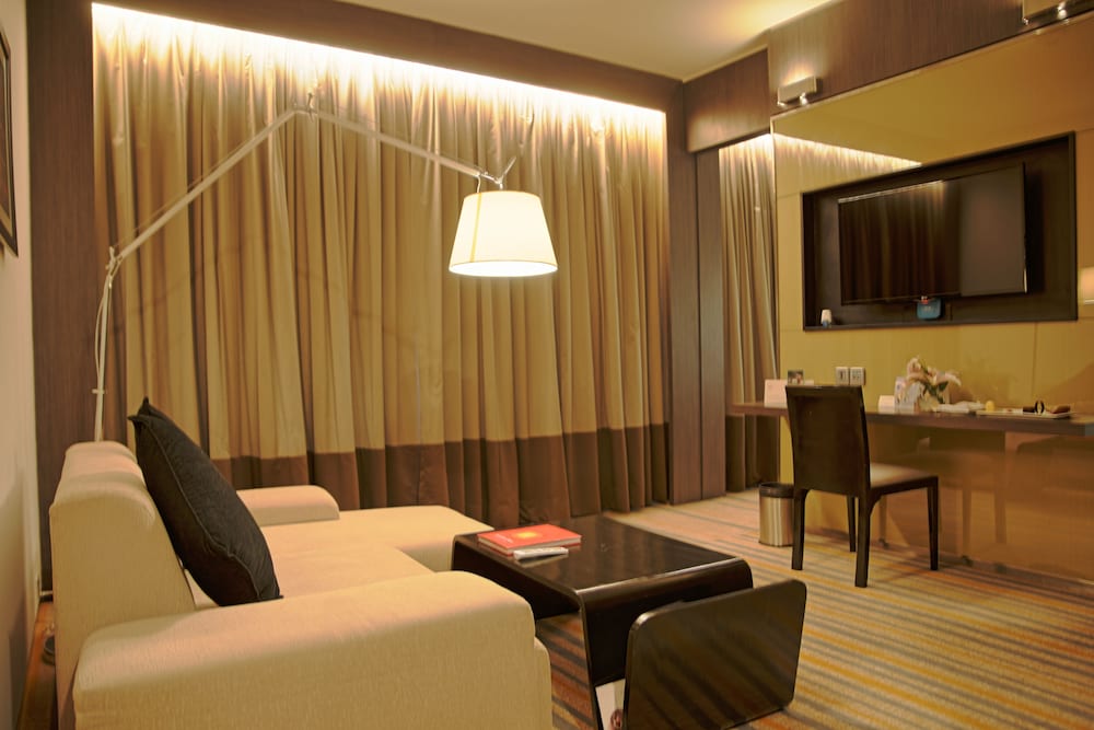 Premier Suite, 1 King Bed, Club Lounge Access thumbnail 5