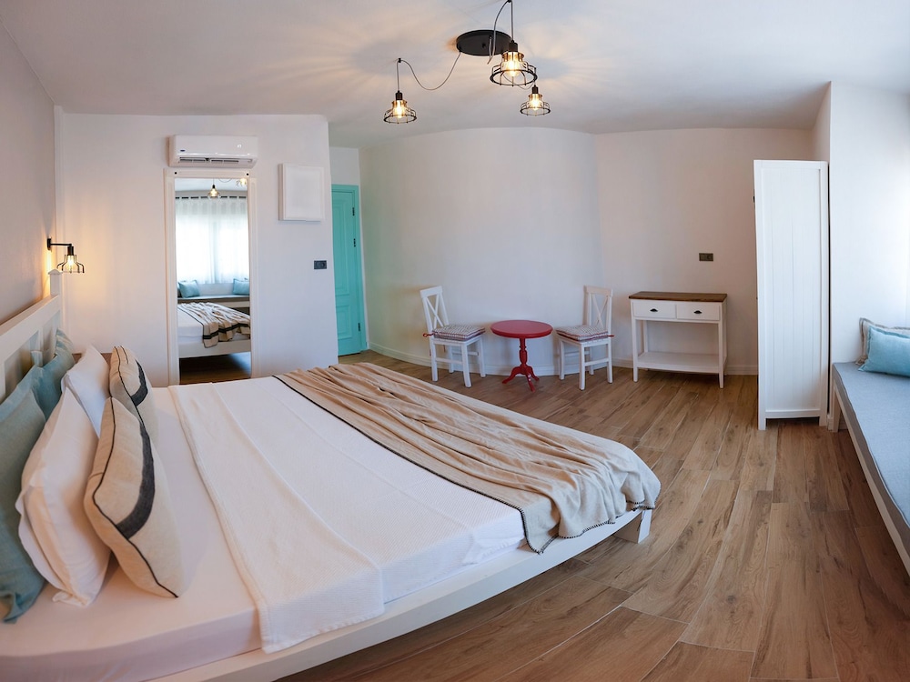 Deluxe Room, Hill View (Bay Window) photo 2