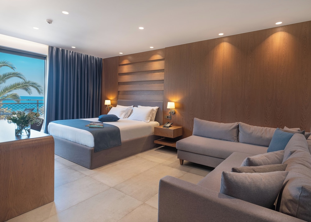 Luxury Quadruple Room, Sea View thumbnail 5