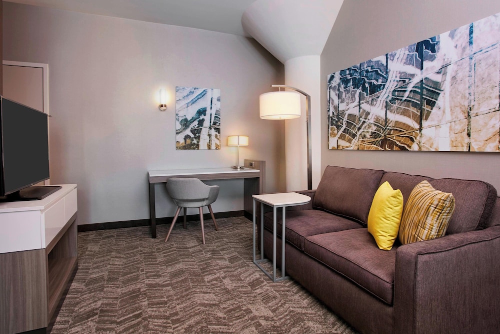 Suite, 1 King Bed with Sofa bed (Mobility Accessible, Roll-In Shower) photo 3