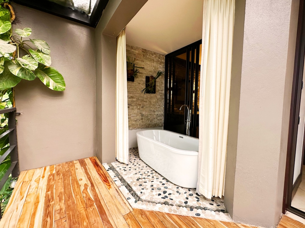 Ocean Front Suite Family - Photo 6