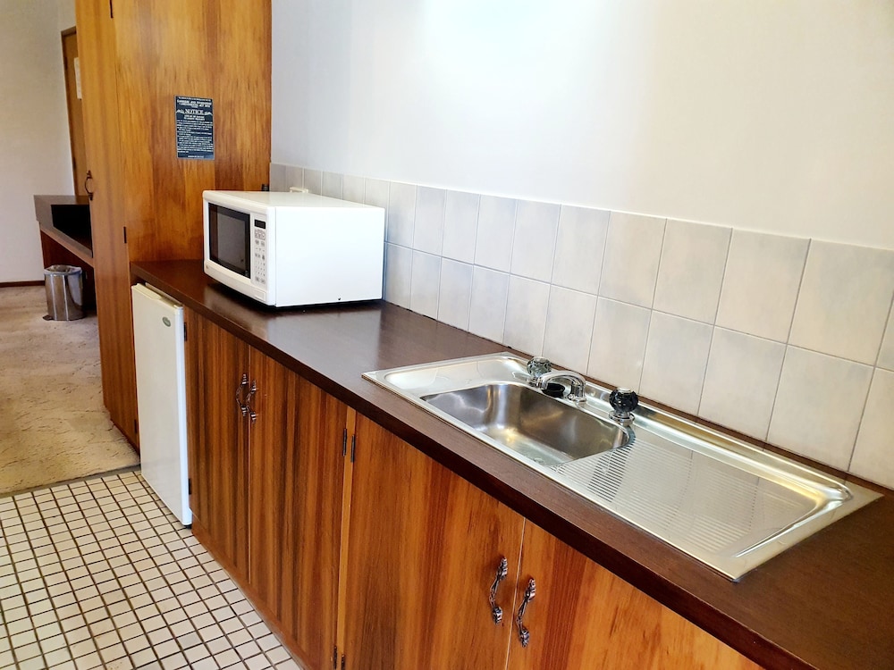 Queen Spa + Lounge Room photo 3