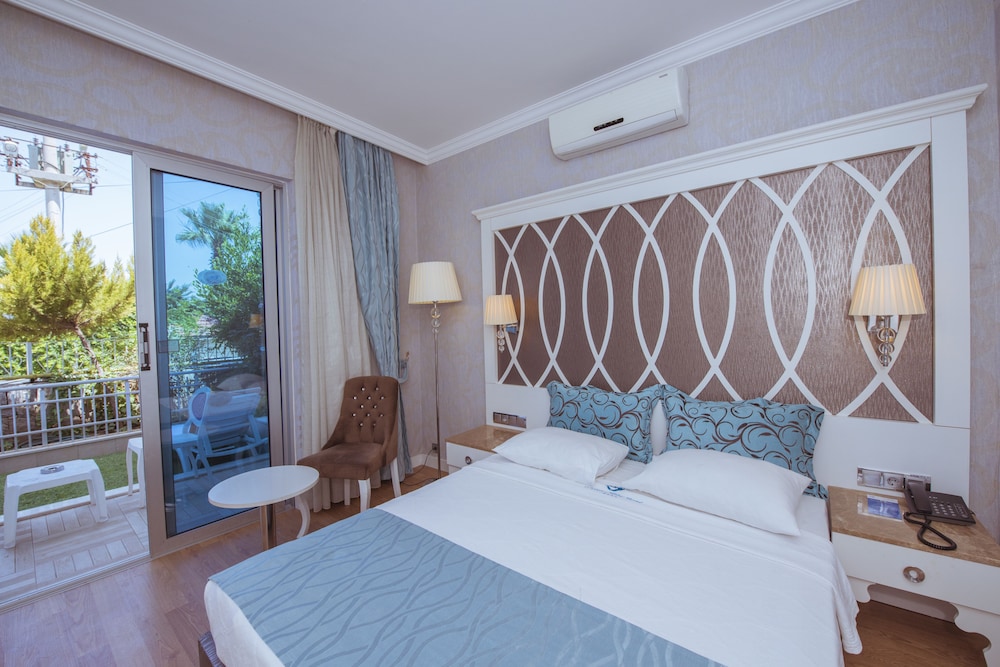 Standard Room thumbnail 5