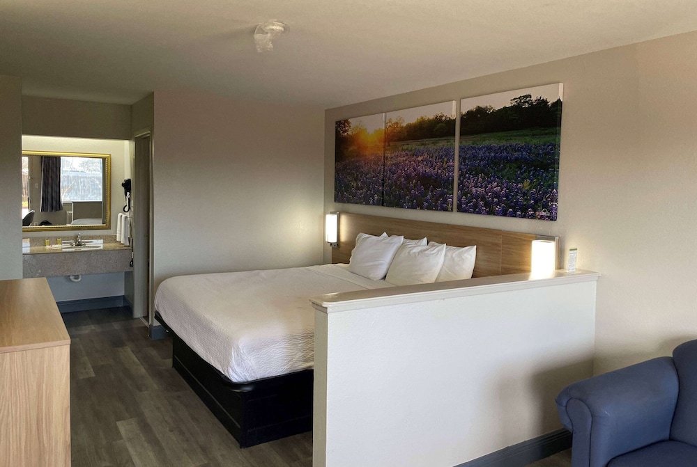 Standard Room, 1 King Bed - Photo 1