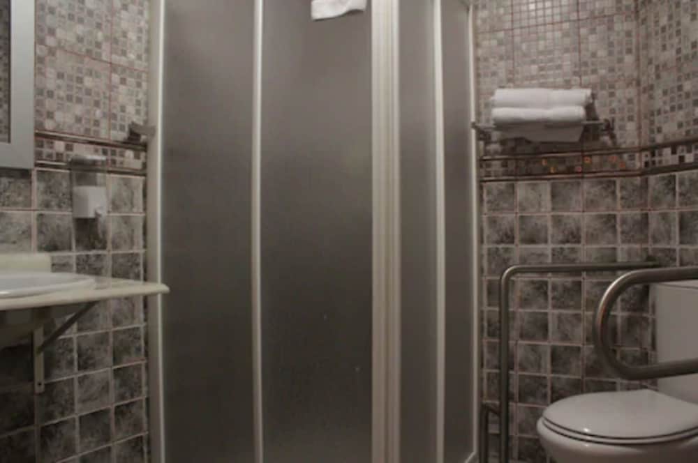 Quadruple Room - Photo 5