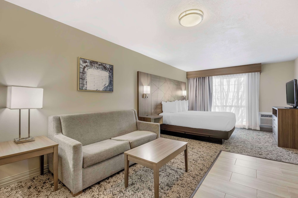 Suite, Multiple Beds, Non Smoking, Refrigerator & Microwave (Living Room;Larger Room) photo 2