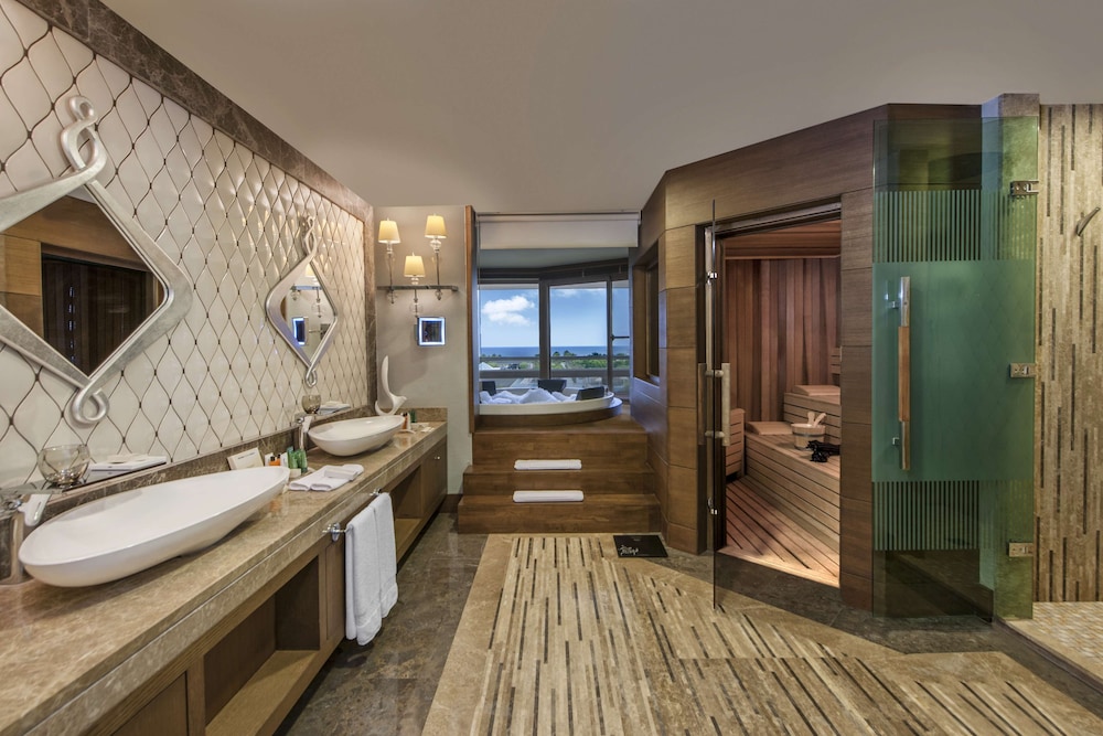 PRESIDENTIAL SUITE WITH SEA VIEW thumbnail 5