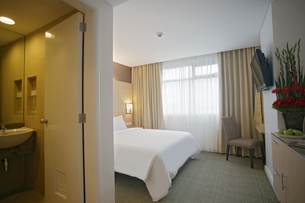 Deluxe Room, 1 King Bed photo 2