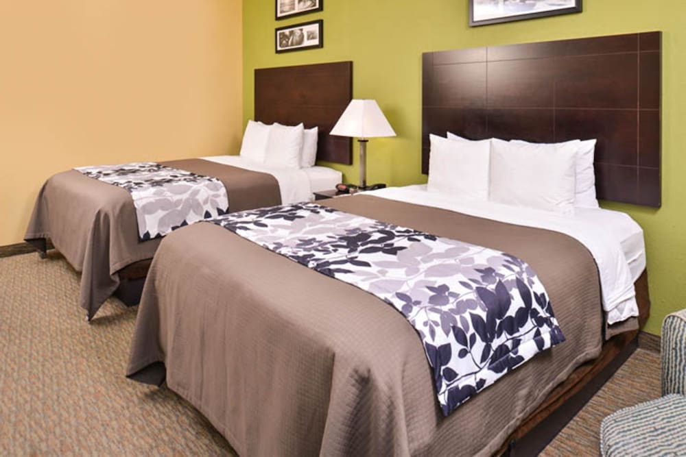 Standard Room, 2 Queen Beds - Photo 2