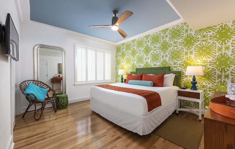 Deluxe Room, 1 Queen Bed, Courtyard View (Communications) - Photo 1