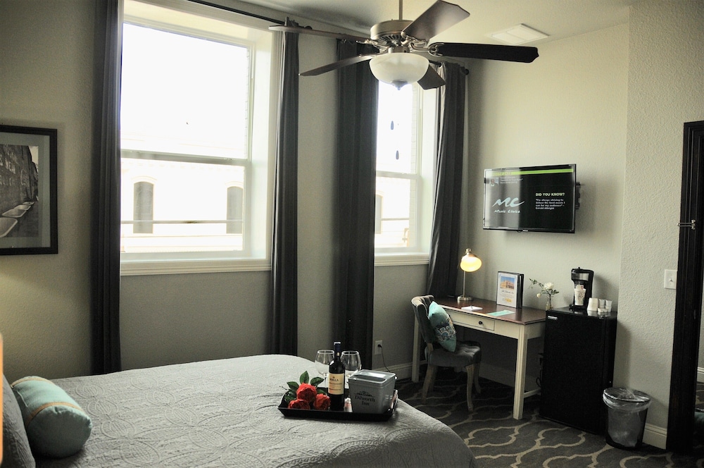 Deluxe Room, 1 Queen Bed photo 1