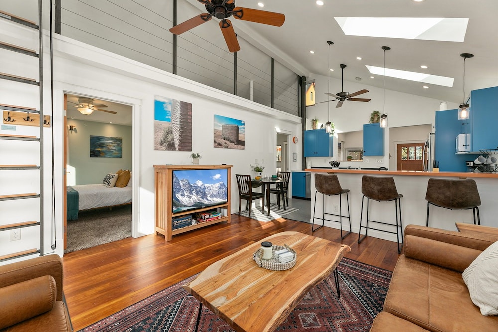 House, Multiple Beds, Hot Tub, Garden View (322 N. Meldrum - Group 320/322)