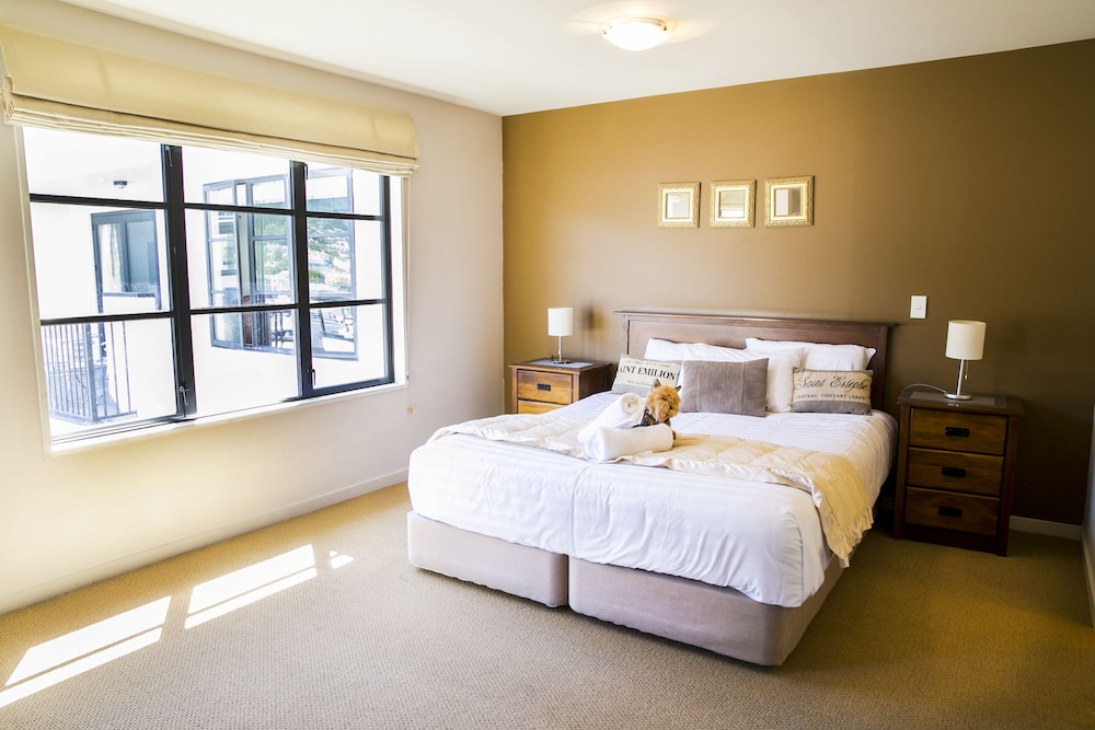 4 Bedroom, 2 Bathroom Mountain View Apartment photo 2
