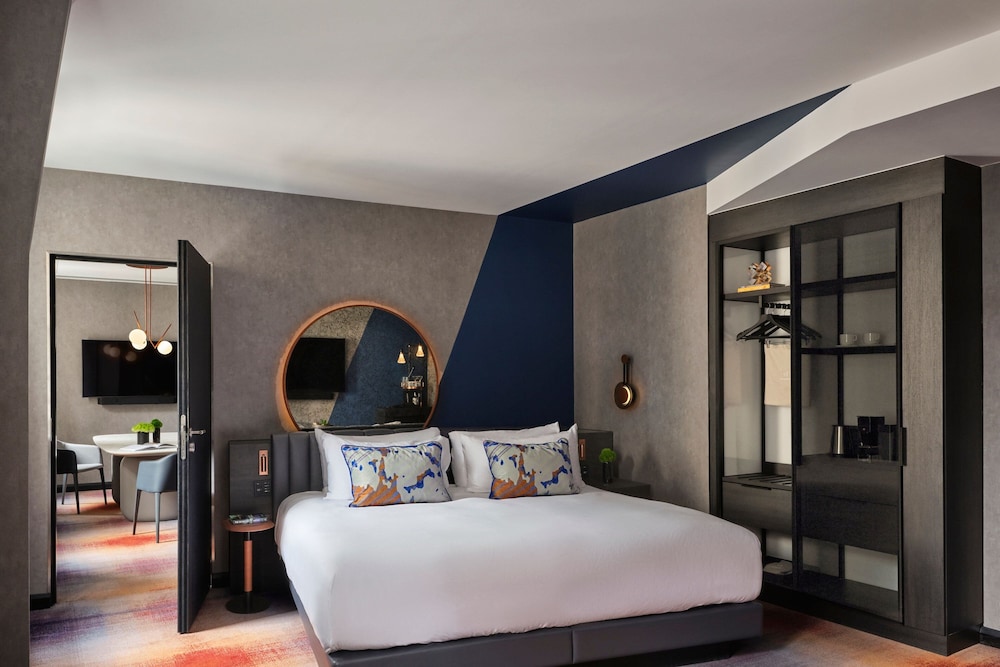 Deluxe Suite