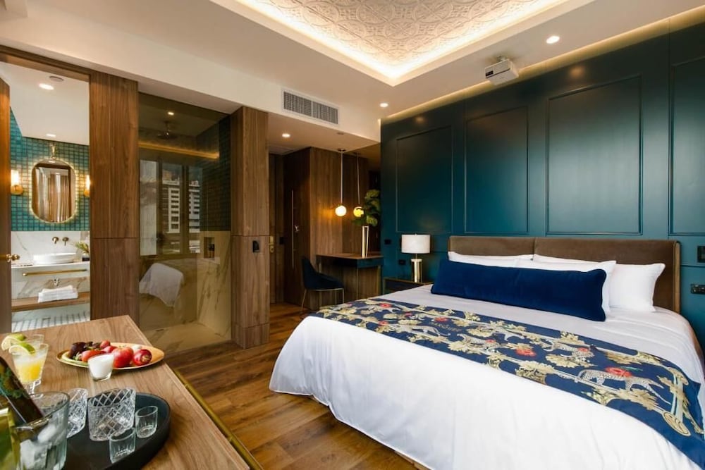 Corner King Suite High Floor photo 1