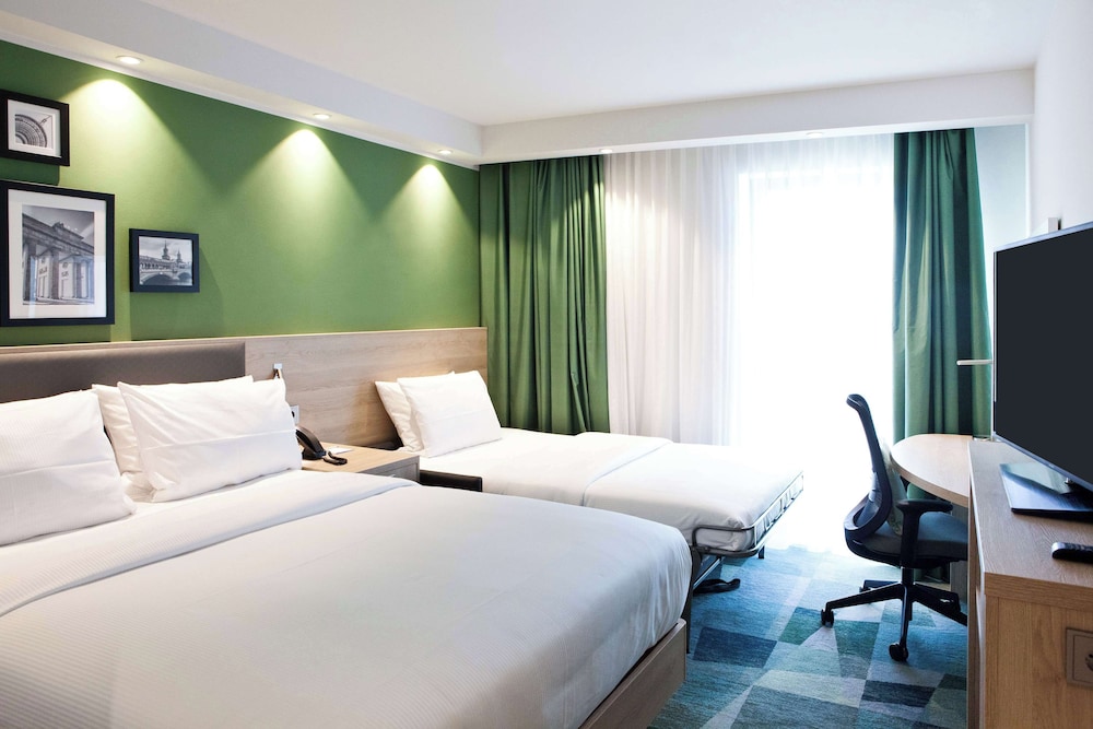 Family Room, 1 Queen Bed, Accessible (Connecting Rooms) thumbnail 5
