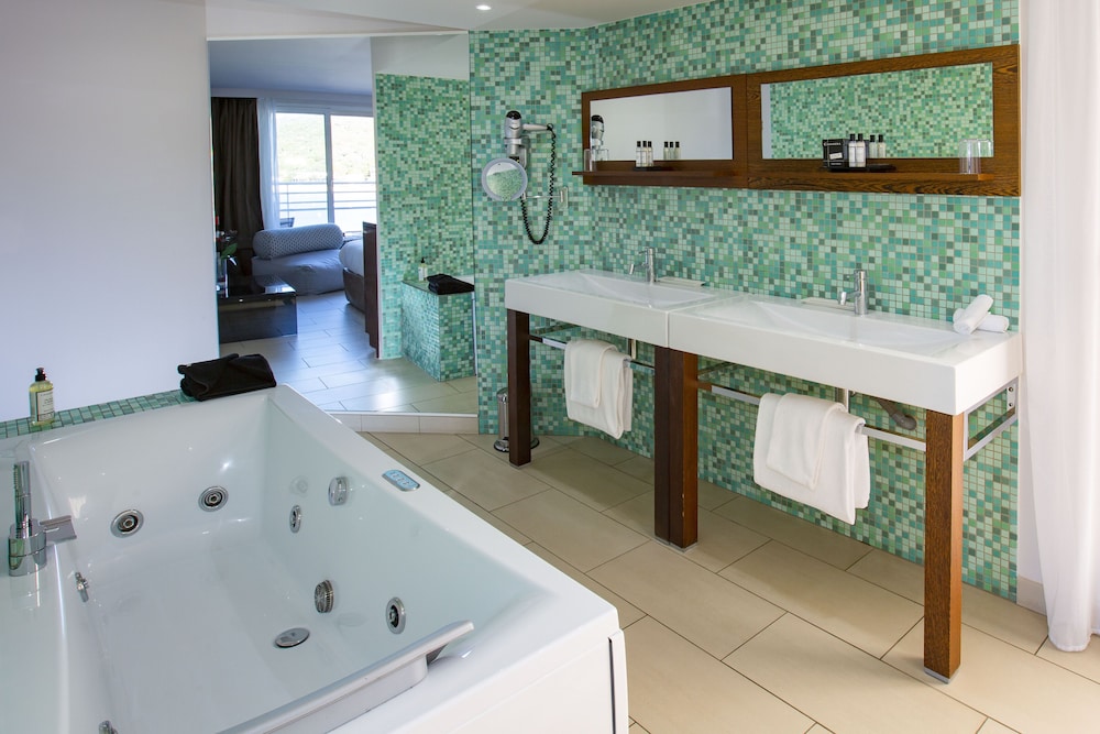 MasterSuite, 2 Bedrooms, Balcony, Sea View photo 3
