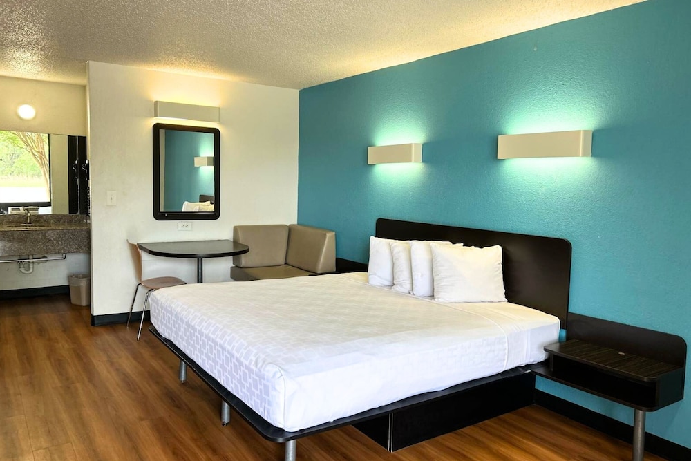 Deluxe Room, 1 King Bed, Non Smoking, Kitchenette