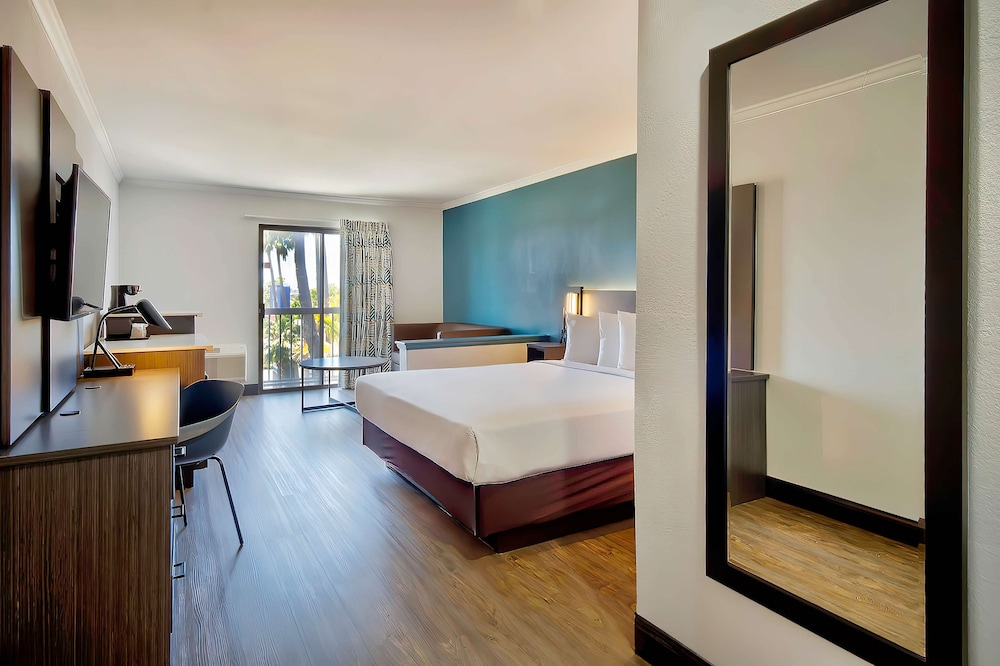 Standard Room, 1 Queen Bed, Smoking - Photo 5