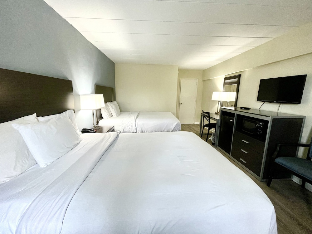 Standard Room, 2 Queen Beds, Non Smoking - Photo 17