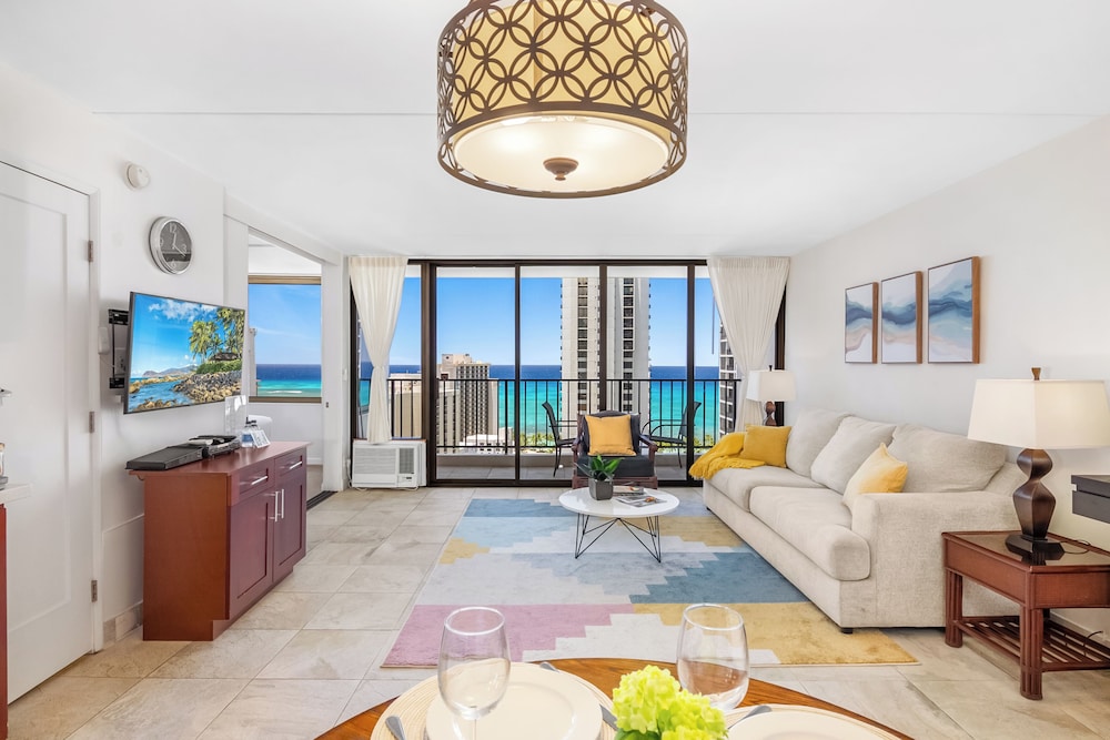 High Floor Ocean View Condo (King Bed and Parking): Condo, 1 Bedroom, Ocean View (0123) photo