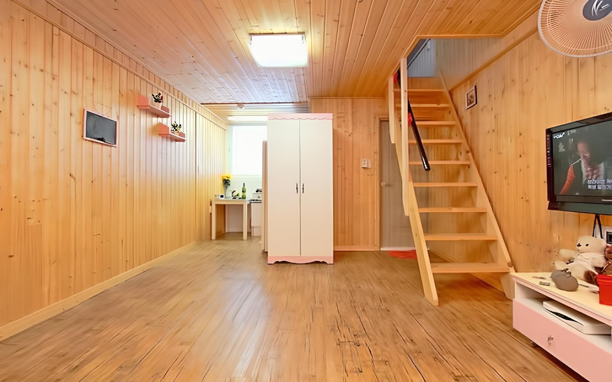 Room (Blue Firefly) photo 3