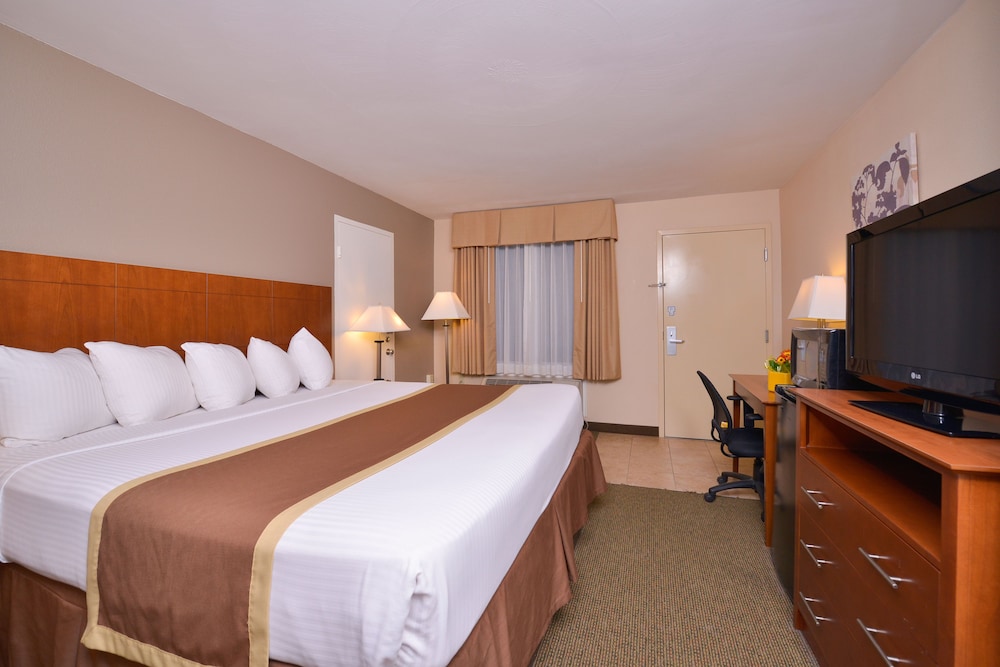 Standard Room, 1 King Bed, Non Smoking - Photo 3