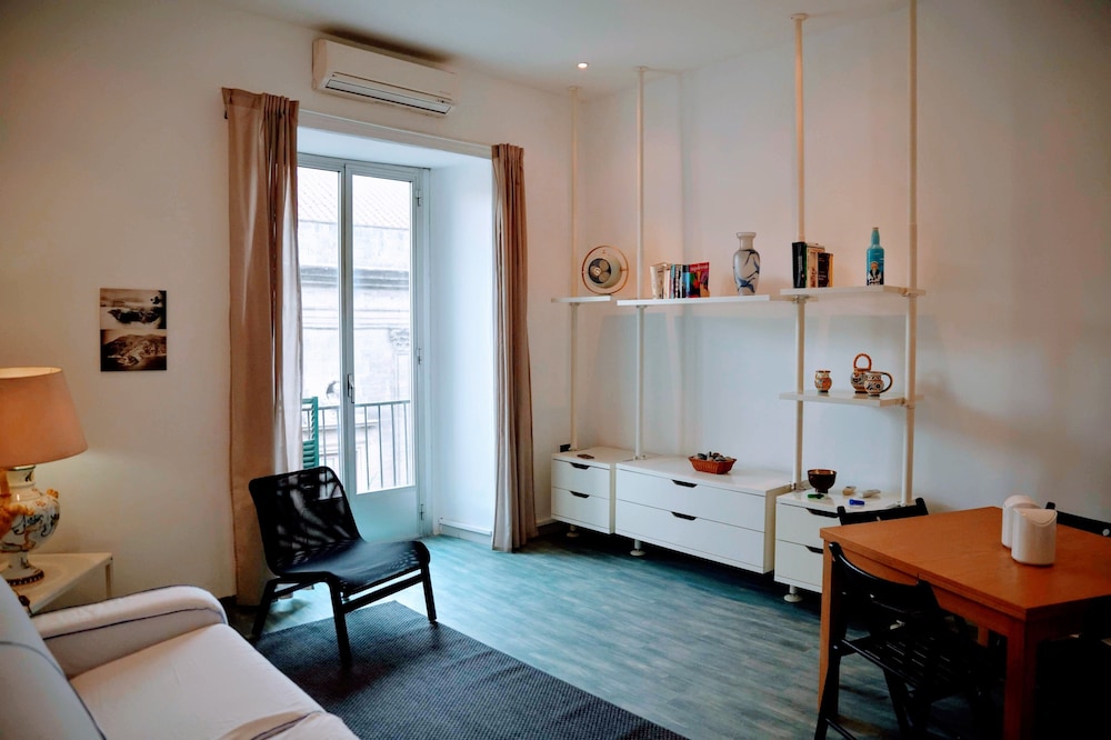 Junior Room, 1 King Bed