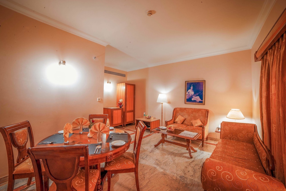 Room - Photo 2