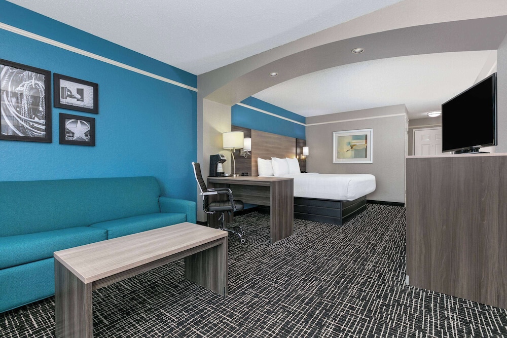 Deluxe Suite, 1 King Bed, Non Smoking photo 2