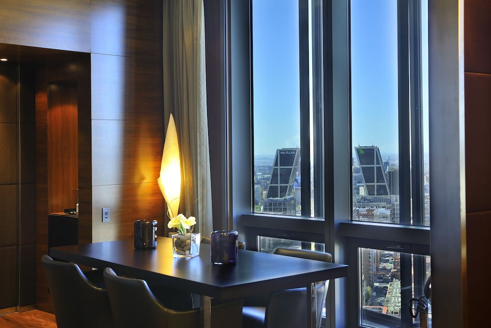 Superior Single Room (Views to Castellana)
