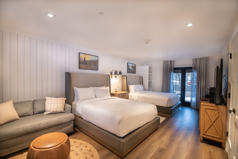 Deluxe Room, Multiple Beds (Family Suite, Two Queen, Bunk Beds)