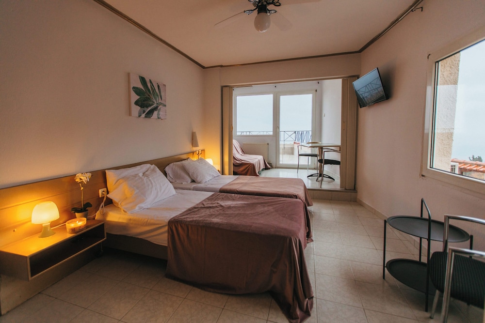 Panoramic Quadruple Room, Ocean View photo 1