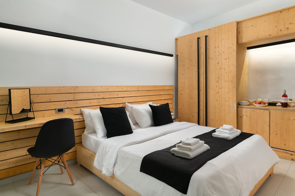 Deluxe Suite, 1 King Bed with Sofa bed, Ground Floor