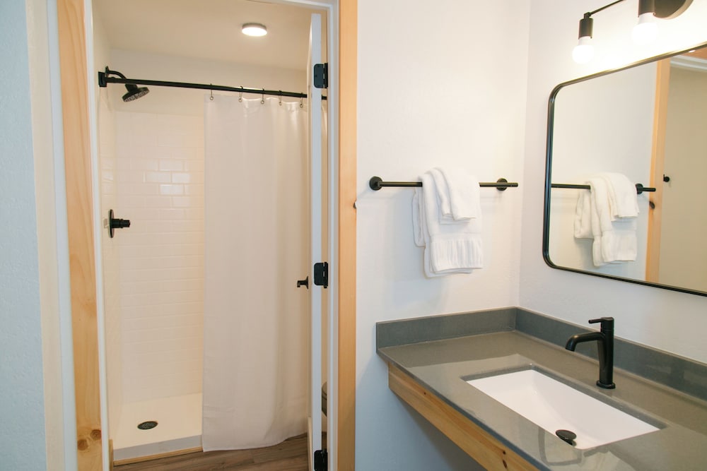 Deluxe Room, 1 King Bed, Accessible photo 3